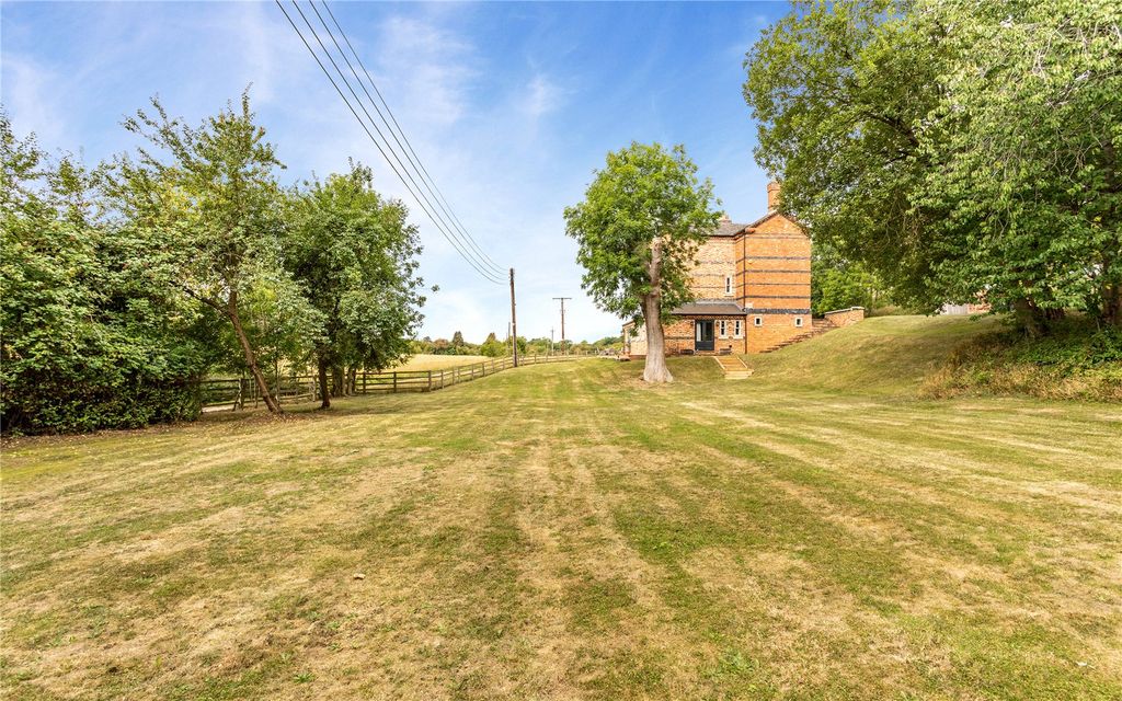 Property photo 2 of 28 Extensive Gardens