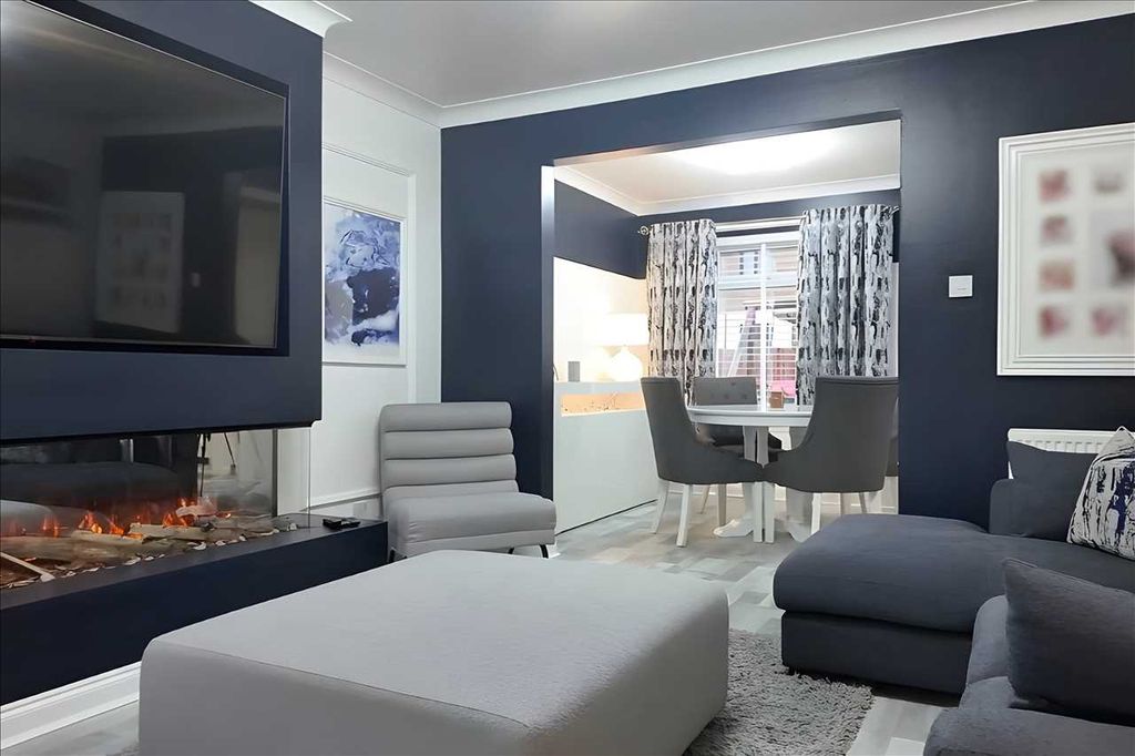 Property photo 3 of 30 Lounge (2)