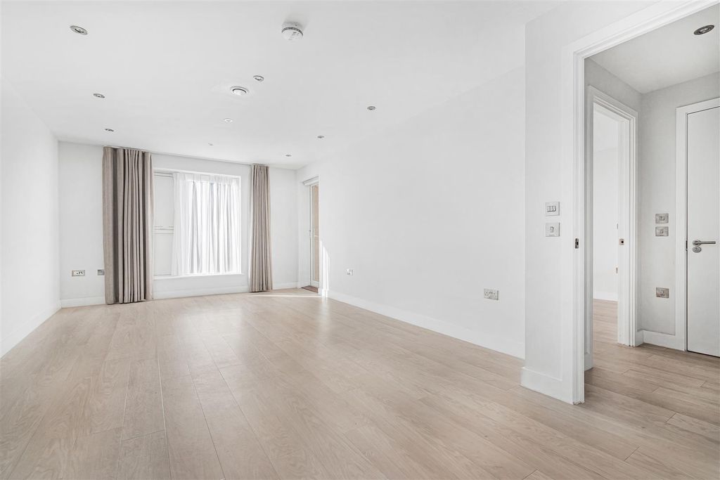 Property photo 3 of 13 6_76126.Jpg