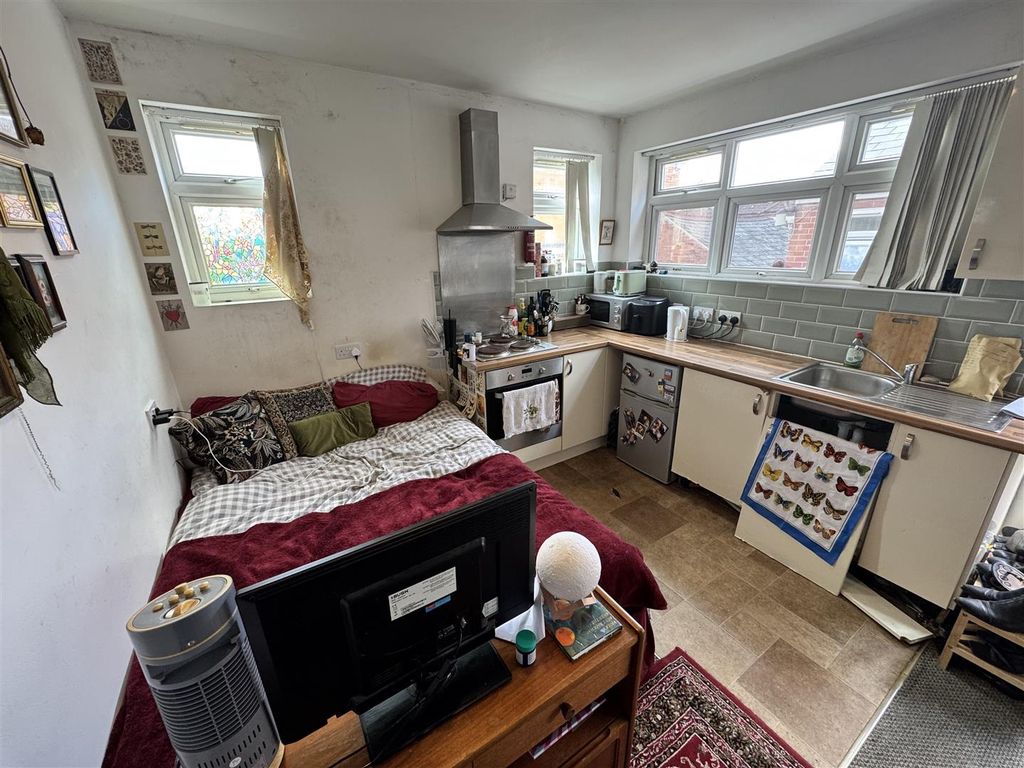 Property photo 2 of 33 Studio 5