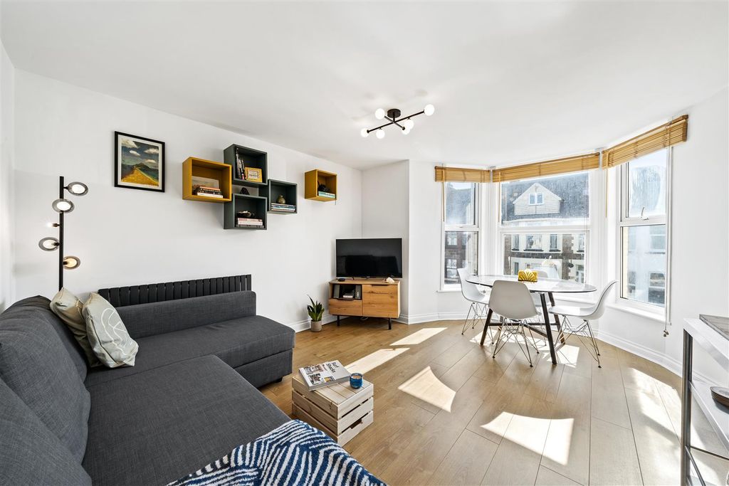 Property photo 2 of 16 Lounge