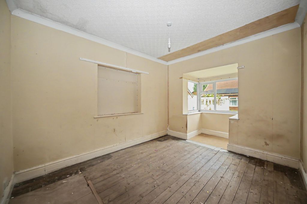 Property photo 3 of 26 5 Park Close, Whitefield, Manchester M45 7Ej