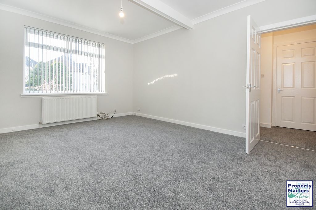 Property photo 3 of 12 Lounge