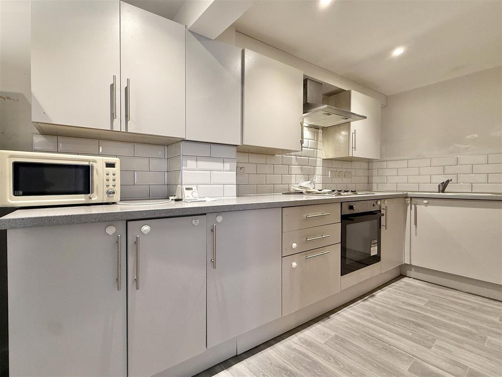 Property photo 3 of 12 Kitchen (2).Jpg