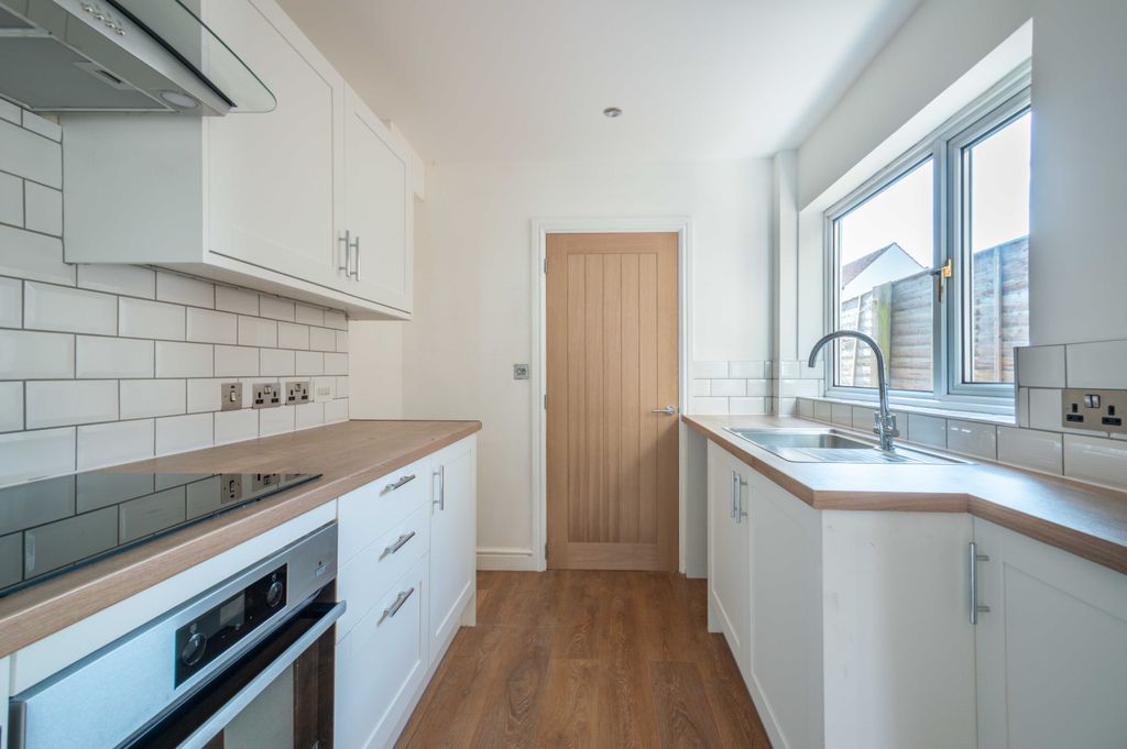 Property photo 3 of 13 28 Park Lane-04