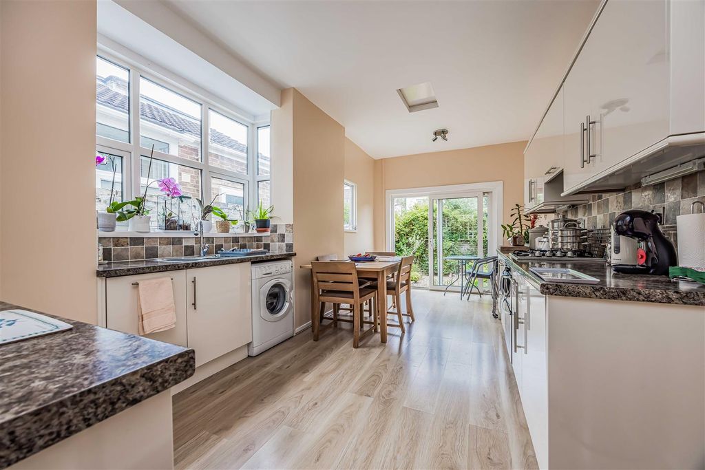 Property photo 2 of 15 132 Eastfield Road, Southsea-Small-Porticomarketin