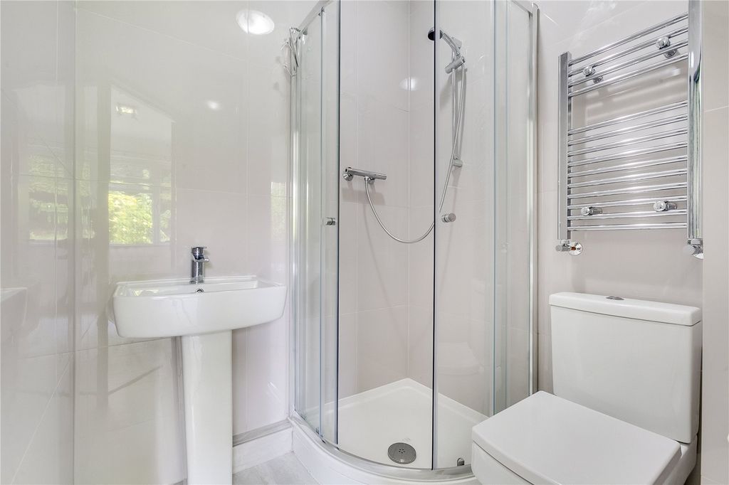 Property photo 2 of 12 Ensuite