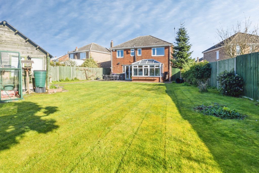 Property photo 2 of 20 2026-03-10-50Constanceavenue031