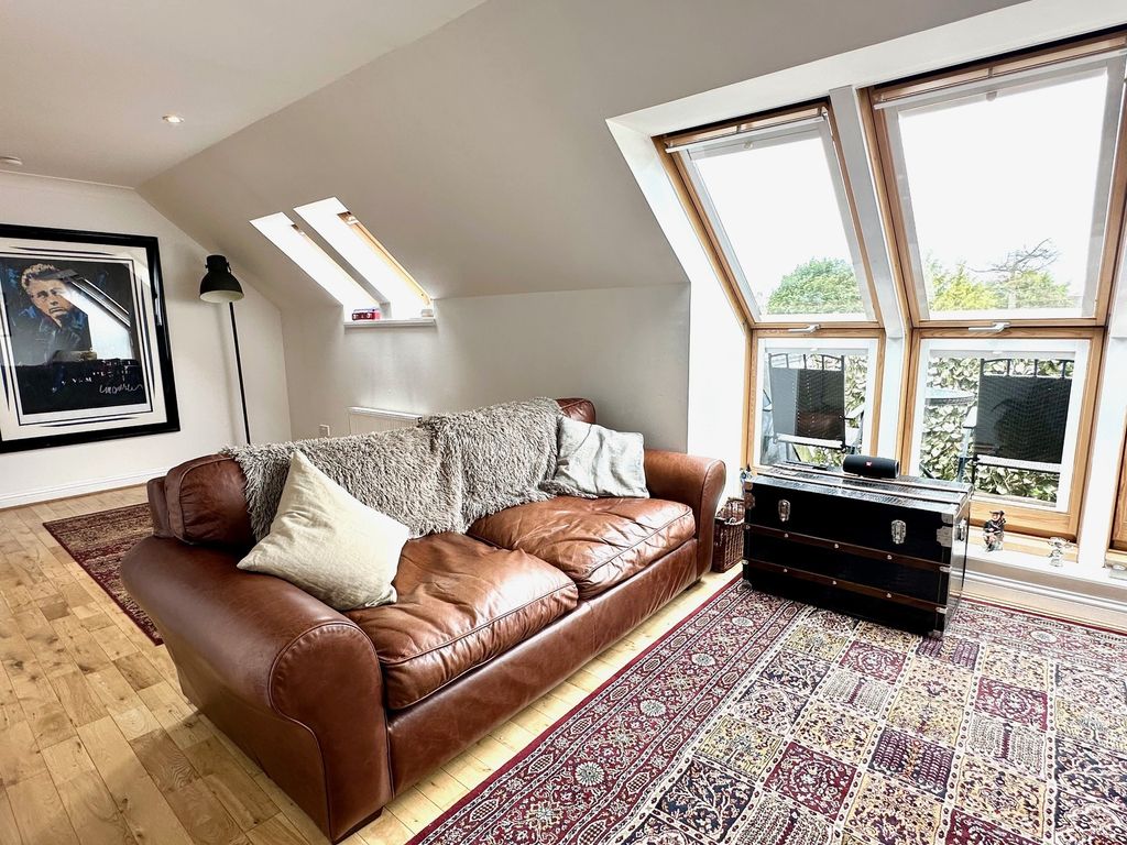 Property photo 2 of 16 Lounge