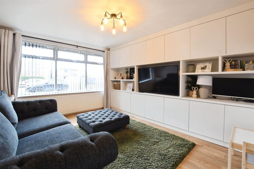 Property photo 2 of 18 Lounge