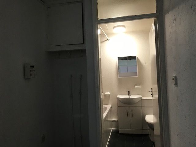 Property photo 2 of 10 Bathroom