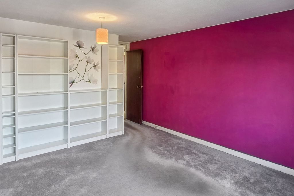 Property photo 2 of 14 97 Peerless Drive, Uxbridge, Middlesex, Ub9 6Jf