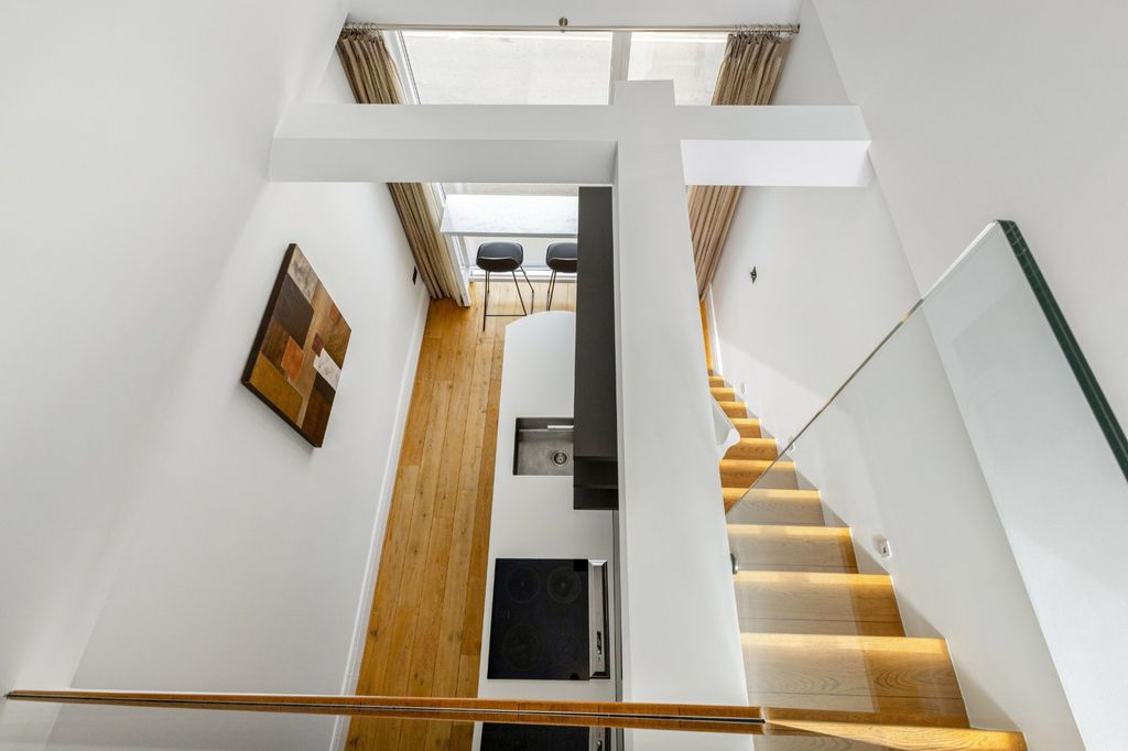 Property photo 2 of 11 Stairwell