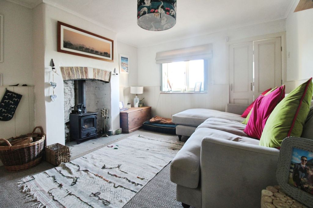 Property photo 3 of 19 Living Room