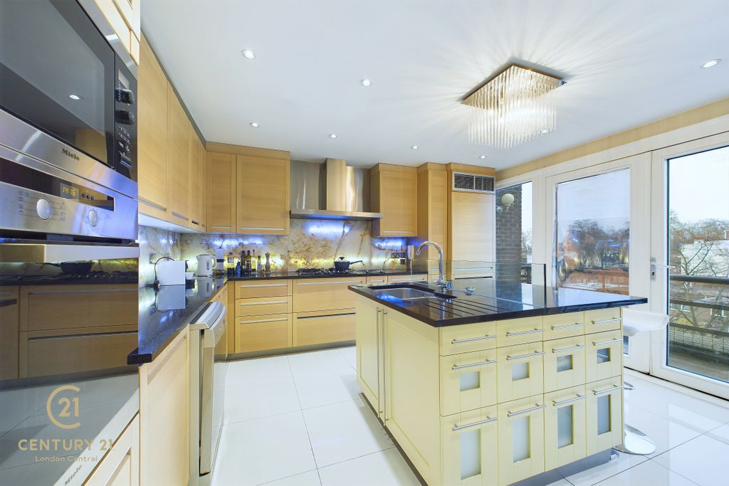 Property photo 2 of 35