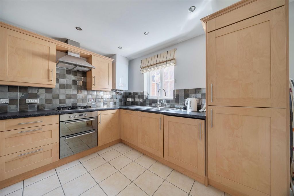 Property photo 3 of 18 Kitchen