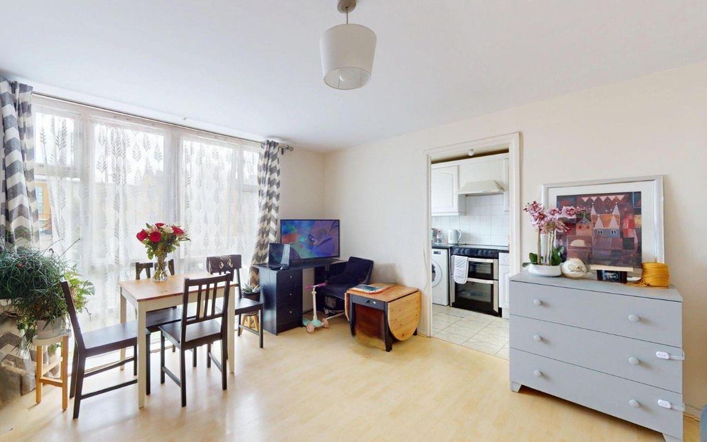 Property photo 1 of 6 Living Room - For Sale - E16 Barrain London