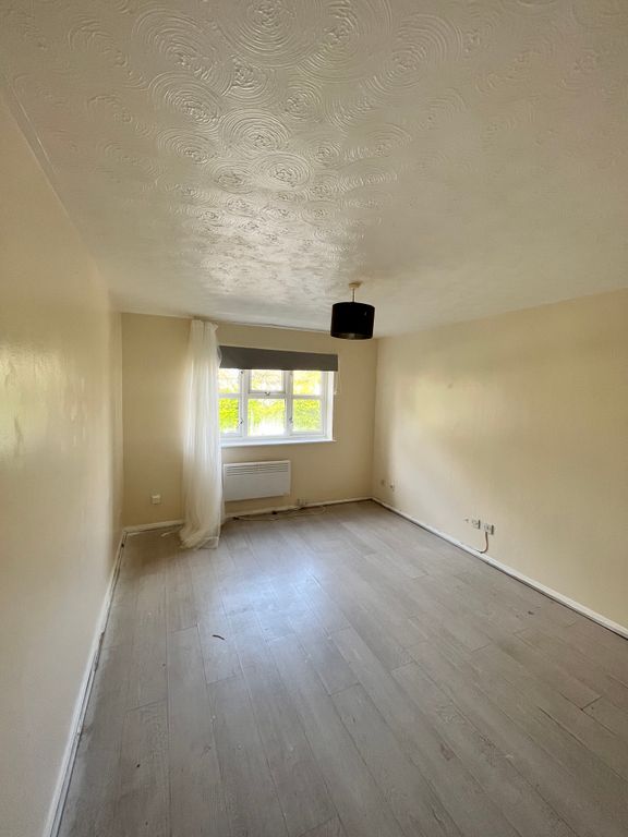 Property photo 2 of 4 Living Room