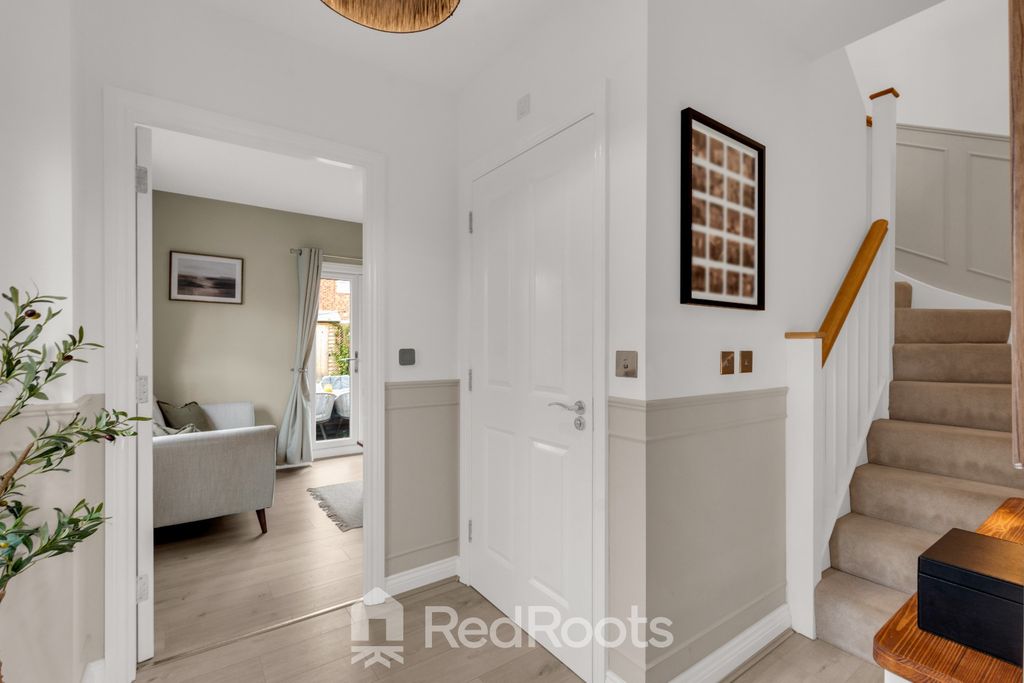 Property photo 2 of 19 4588354