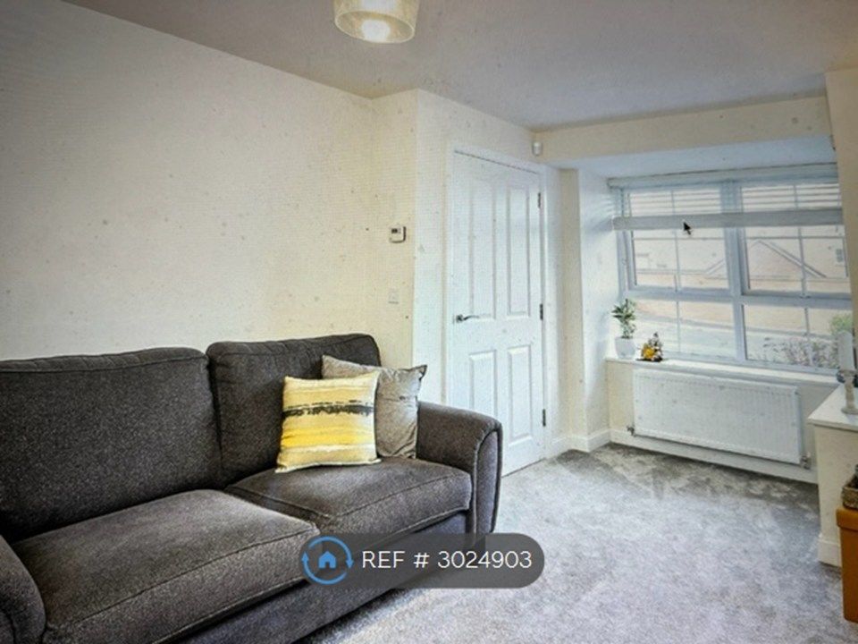 Property photo 3 of 13 Lounge