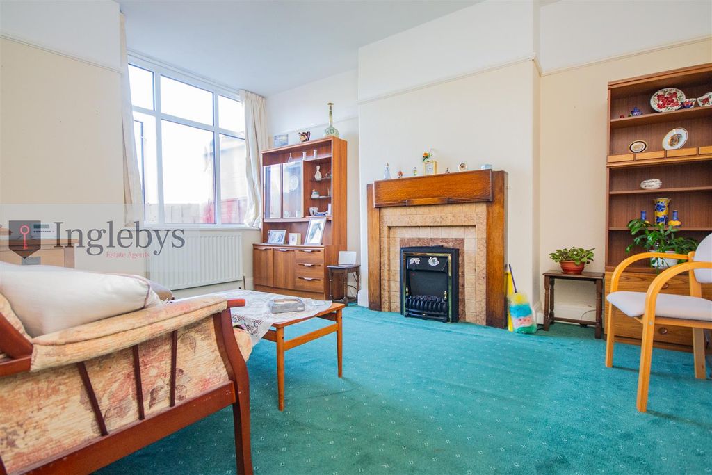 Property photo 2 of 27