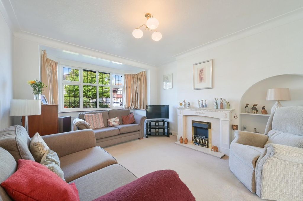 Property photo 2 of 18 Stoneleigh Crescent  (9).Jpg