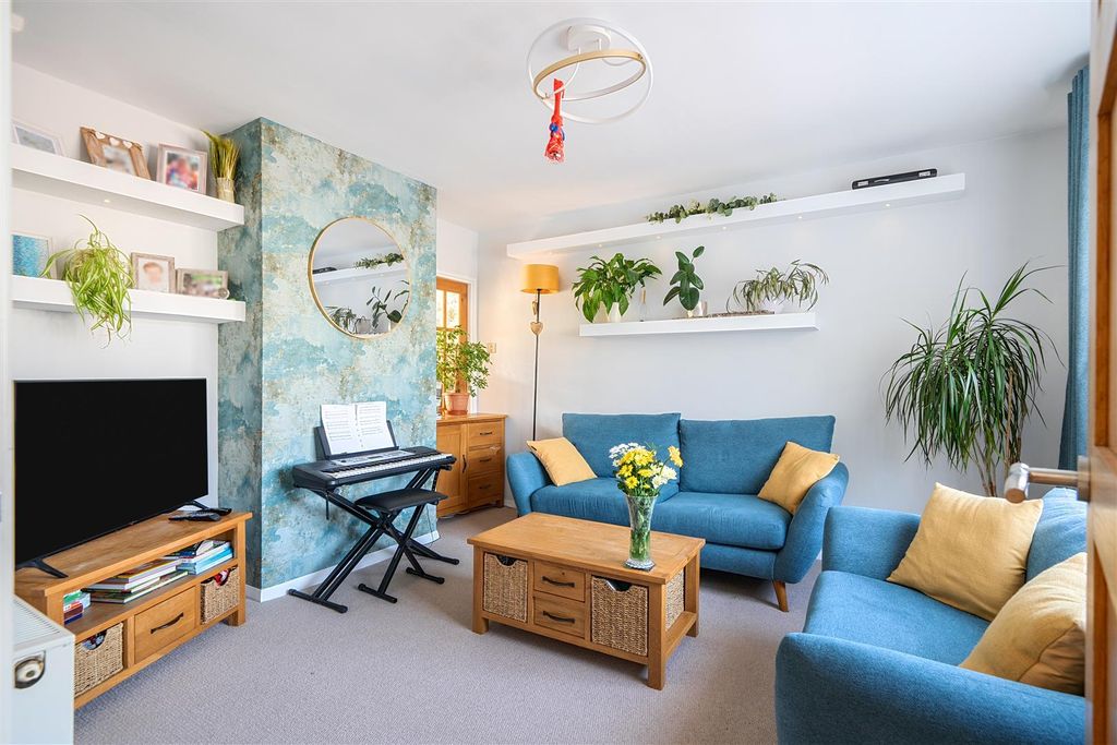 Property photo 3 of 18 Lounge