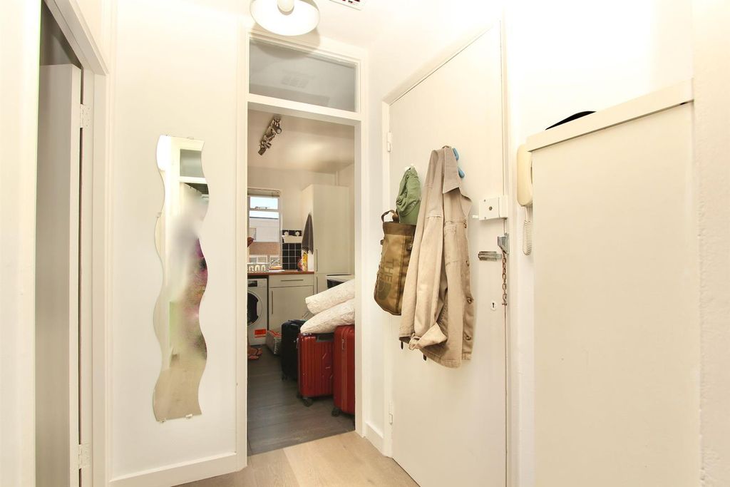 Property photo 3 of 13 Hayhurst Court, N1