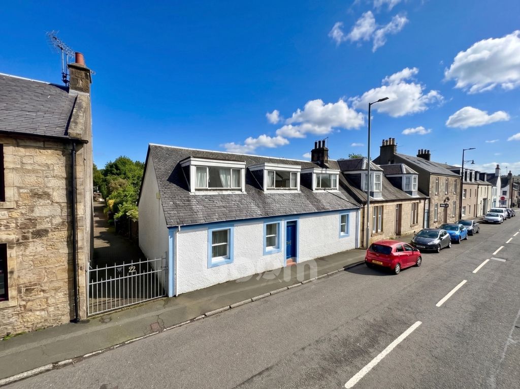 Property photo 1 of 24 Calder Street, Lochwinnoch Three Bedroom End Terra