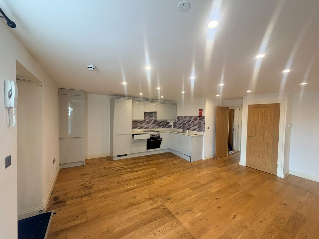 Property photo 1 of 8 Stunning 2 Bedroom Apartment