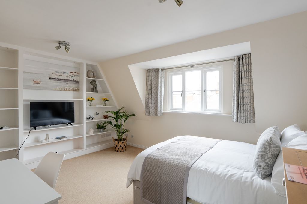 Property photo 2 of 7 Master Bedroom