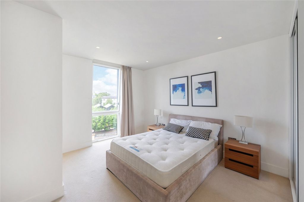 Property photo 2 of 6 Bedroom