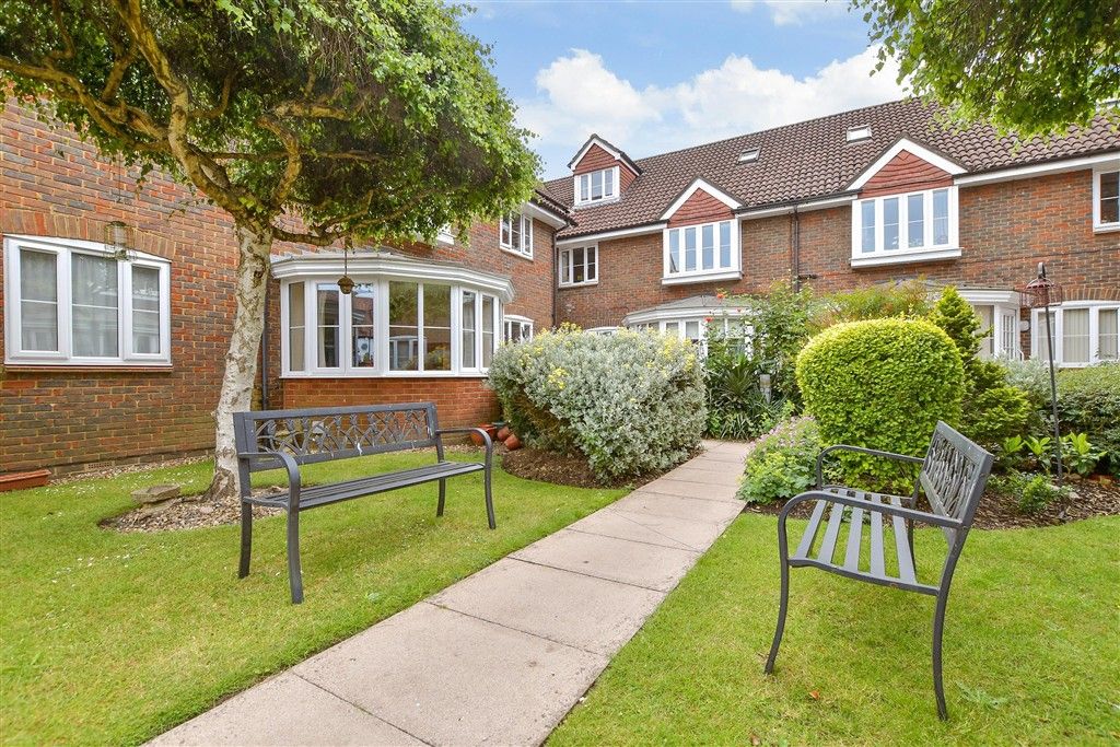 Property photo 2 of 11 Communal Gardens