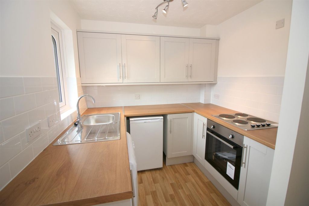 Property photo 3 of 8 Kitchen