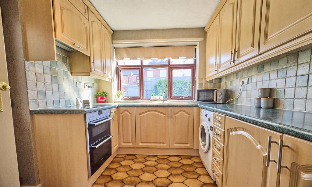 Property photo 3 of 12 Kitchen