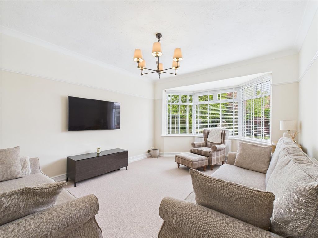 Property photo 3 of 18 Snug