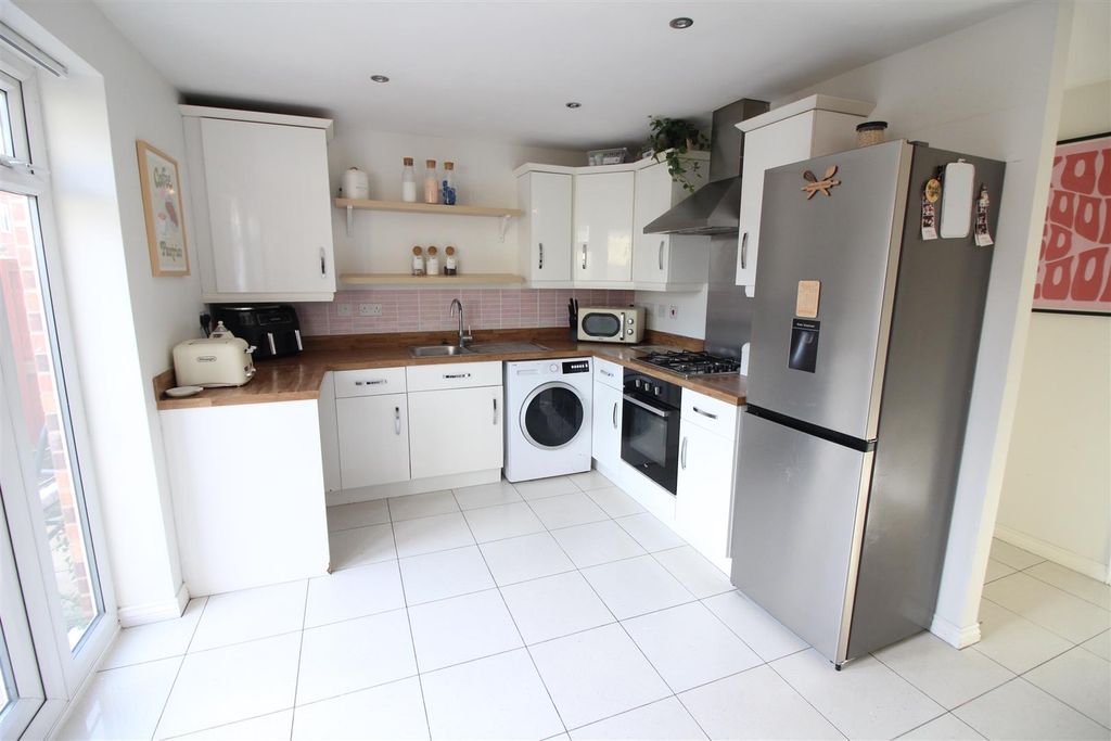 Property photo 2 of 16 Kitchen/Diner