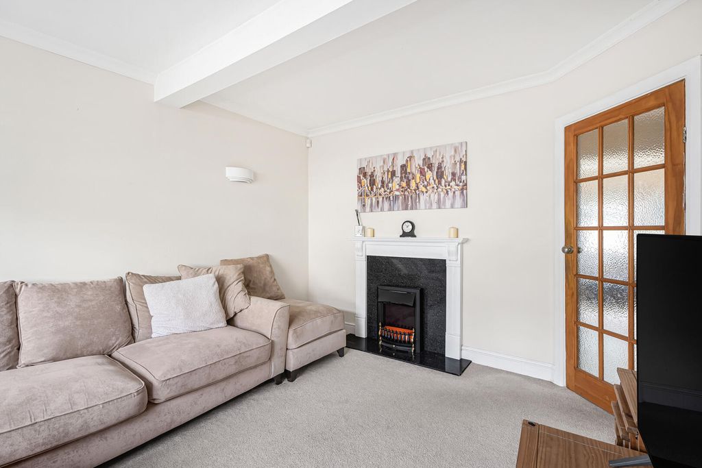 Property photo 3 of 31 Living Room