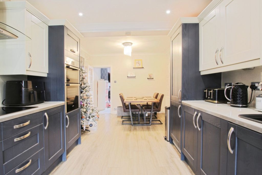 Property photo 2 of 13 4693355