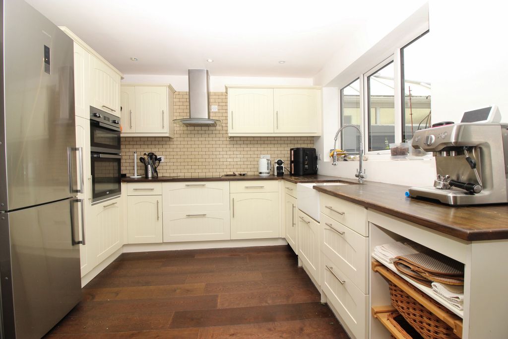 Property photo 3 of 23 Kitchen