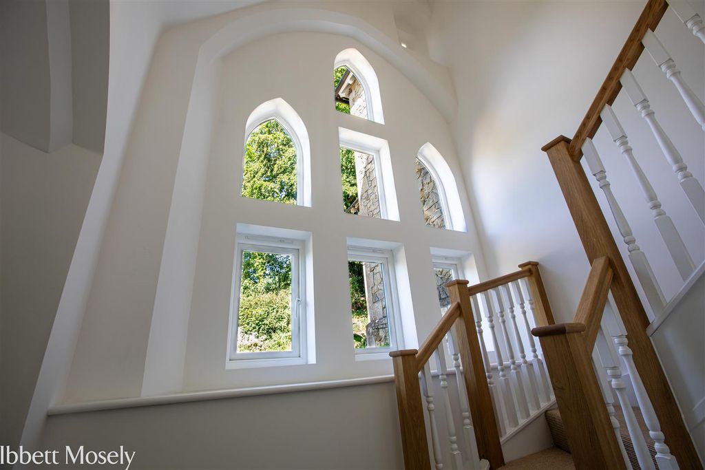 Property photo 3 of 18 4 Staicase.Jpg