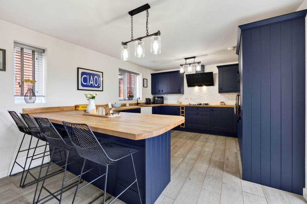 Property photo 3 of 22 Kitchen Breakfast Room (1)