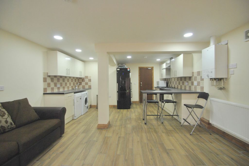 Property photo 1 of 12 Photo 5