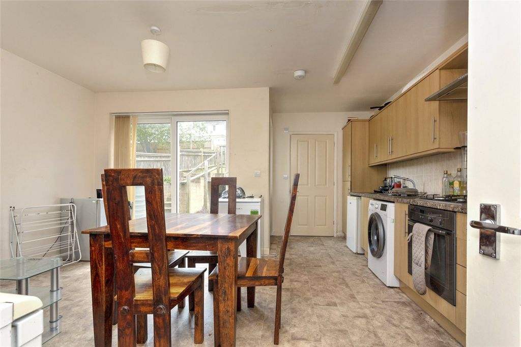 Property photo 2 of 10 Por220299_06