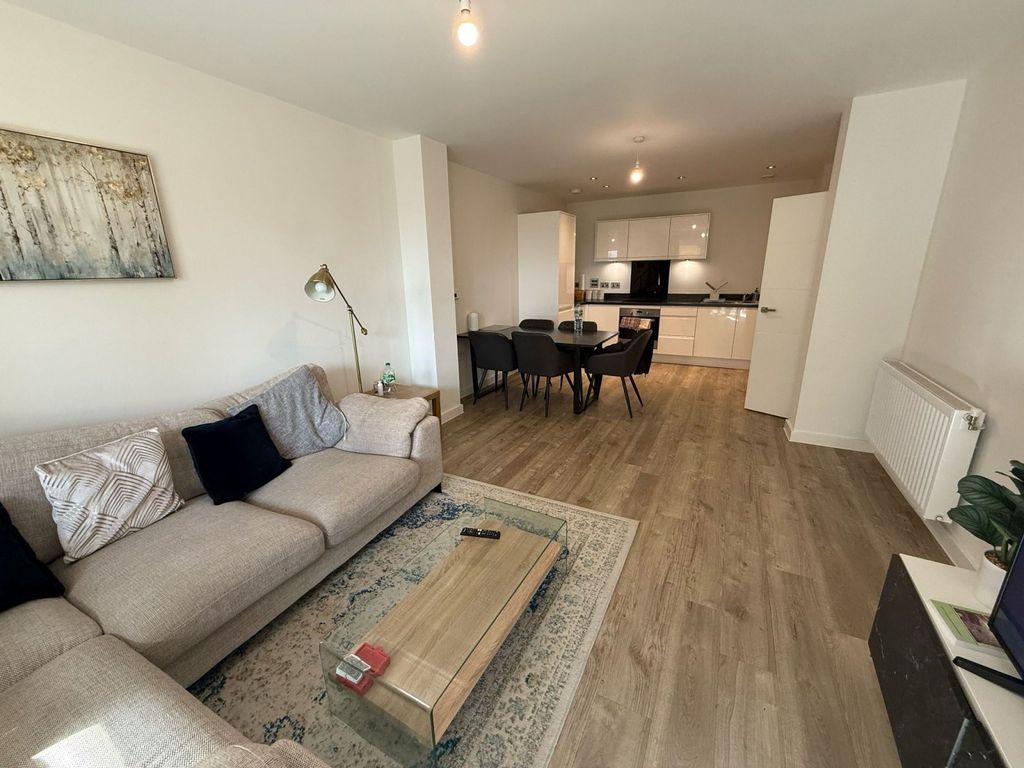 Property photo 1 of 9 Modern 2-Bedroom, 2-Bathroom Flat Near Tottenham