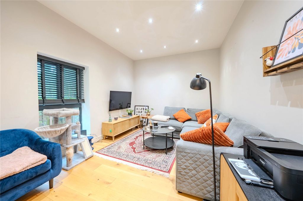 Property photo 2 of 13 Lounge