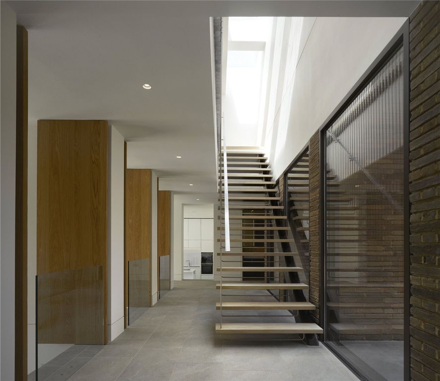 Property photo 3 of 17 Hallway