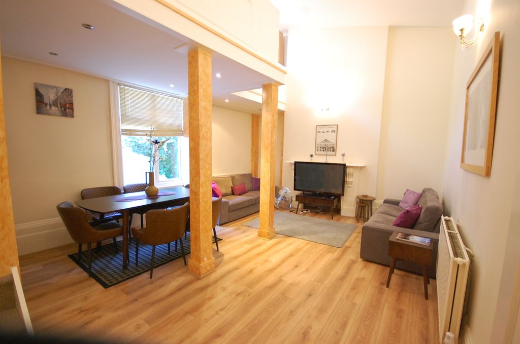 Property photo 1 of 8 Lounge