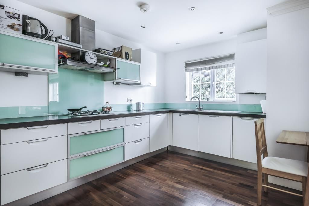 Property photo 3 of 10 Kitchen