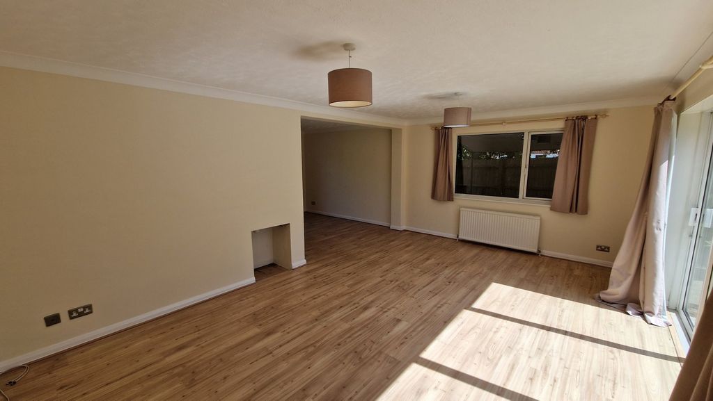 Property photo 3 of 13 Lounge